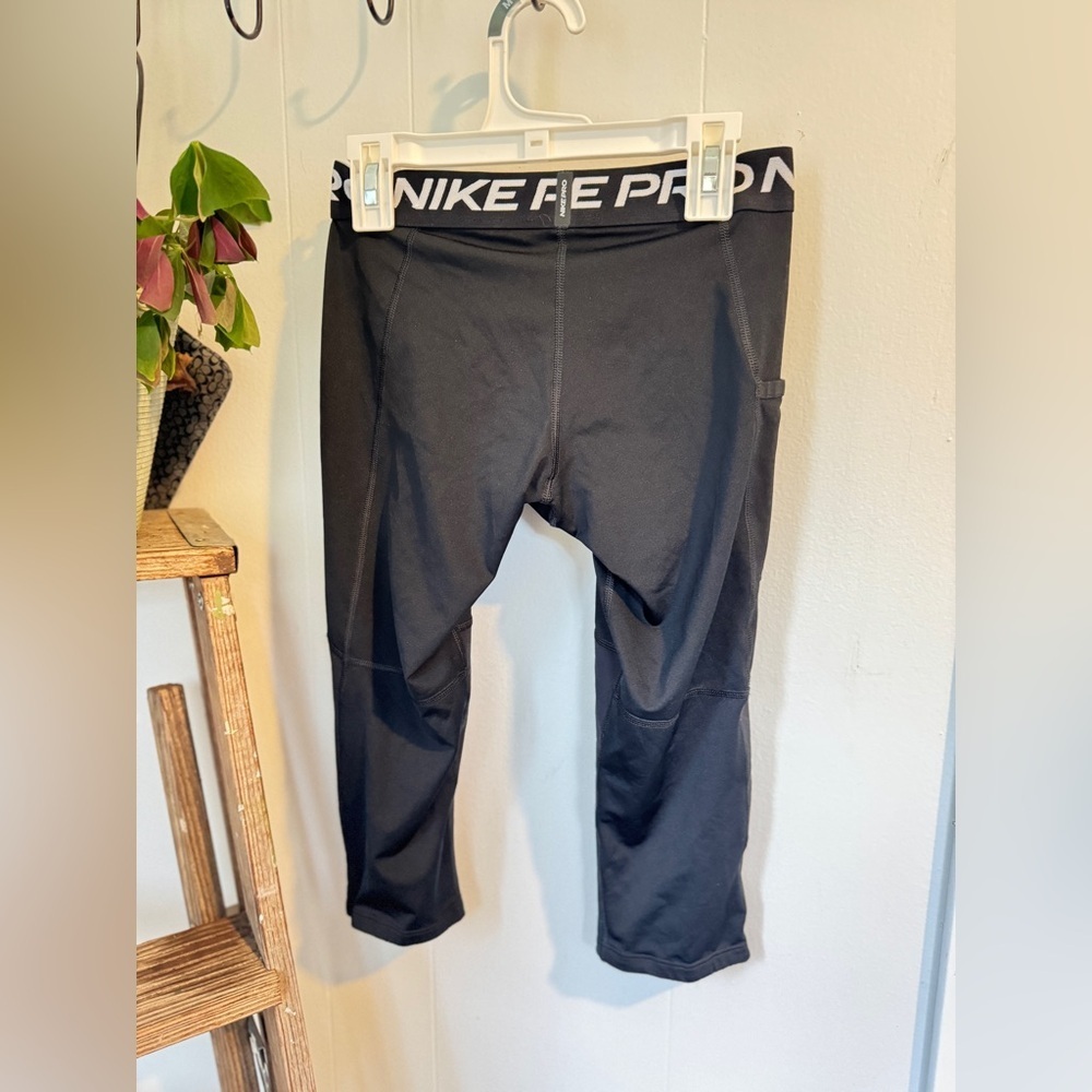✨ Nike Pro Dri-FIT 3/4 Compression Tights | Boys Size Medium 🏃♂️🖤 - Picture 4 of 8
